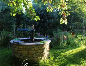 Garden/Images/ResizedWidth//point 010_wishing well_garden_.jpg